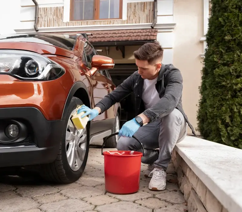 Lavage auto à domicile Muel : professionnel intervenant sur un véhicule